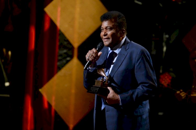 A lenda da música country Charley Pride
