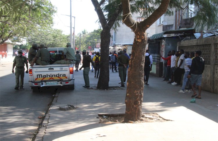 O toque de recolher para conter a Covid-19 pode abrir espaço à violação de direitos humanos na capital de Moçambique